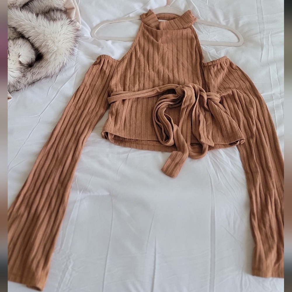 NWT Lavish Alice - Ribbed Camel Cut Out Shoulder - Women's Top Size Large